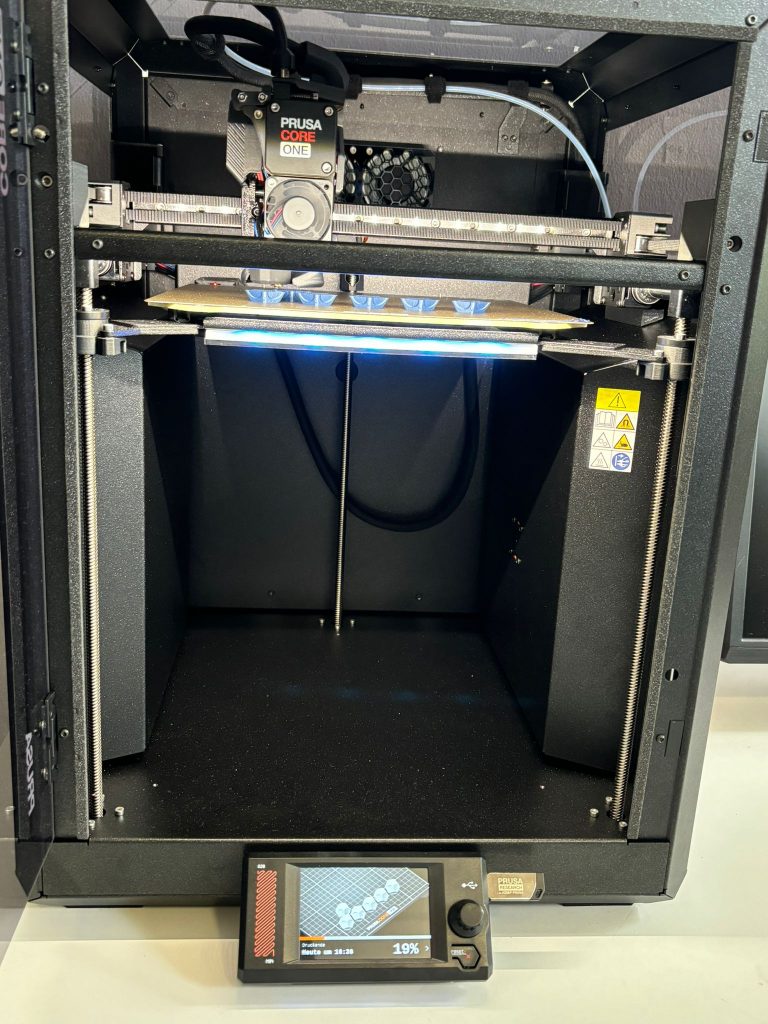 3D-Drucker druckt Würfel 02