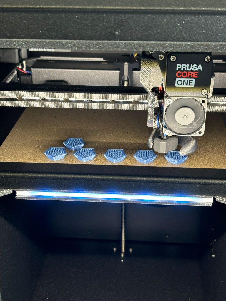 3D-Drucker druckt Würfel