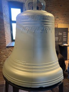 Replikat der historischen Glocke aus St.Gereon in Monheim